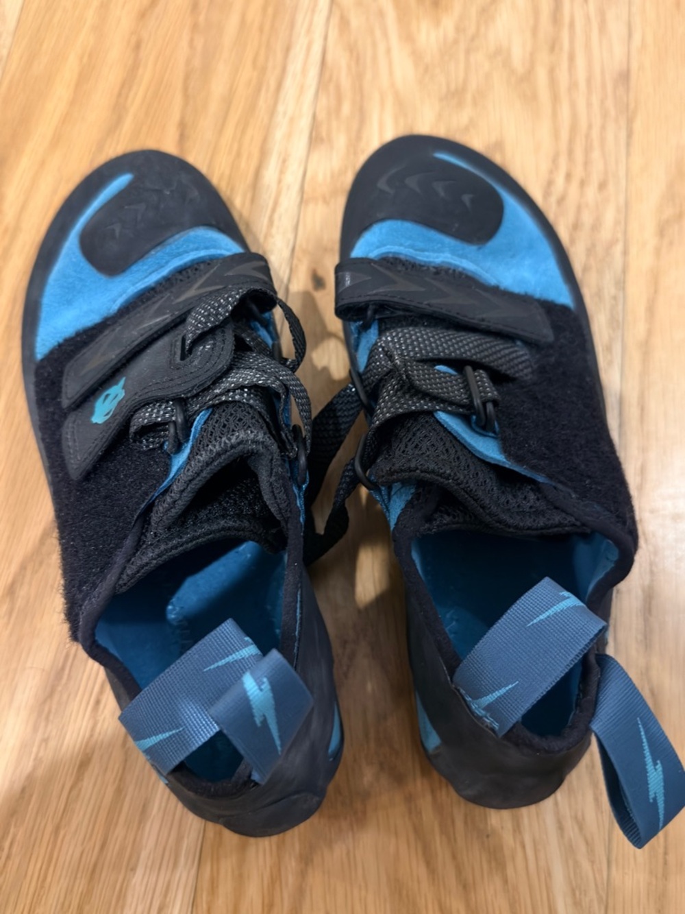 evolv Kira Women’s Climbing Shoes in Black and Blue, size 7.5
